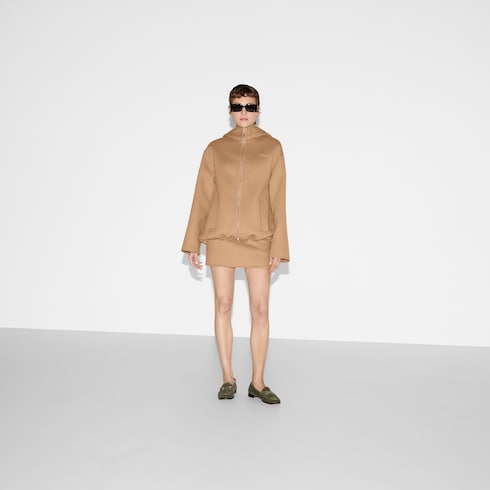 Chaqueta con capucha de lana y seda bordado