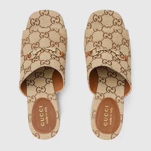 Sandalias con cuña Horsebit para mujer