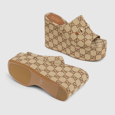 Sandalias con cuña Horsebit para mujer