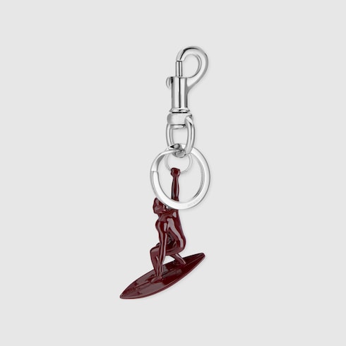 Breloque pour porte-clés gravée en forme de surfeur