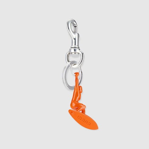 Breloque pour porte-clés gravée en forme de surfeur