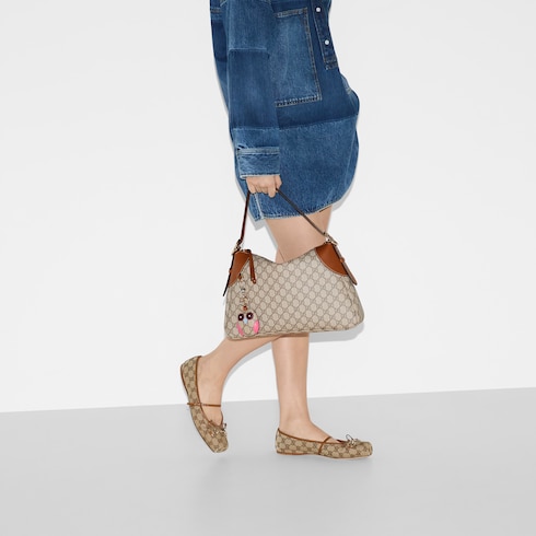 Ce sac à épaule GG Emblem grand format