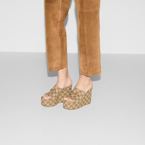 Sandalias con cuña Horsebit para mujer