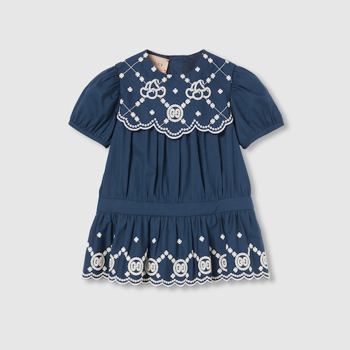 Babykleid aus Baumwolle mit Stickerei