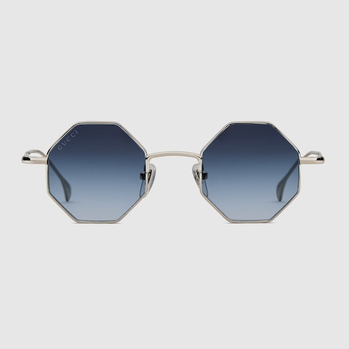 Sonnenbrille mit geometrischem Rahmen