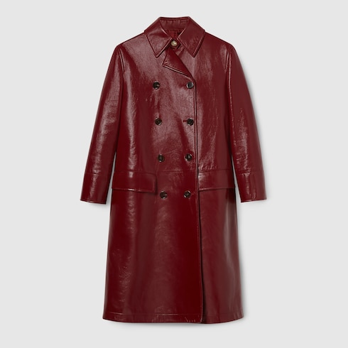 Abrigo con dos hileras de botones de piel brillante