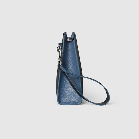 Mittelgroße Pouch mit blauem Besatz