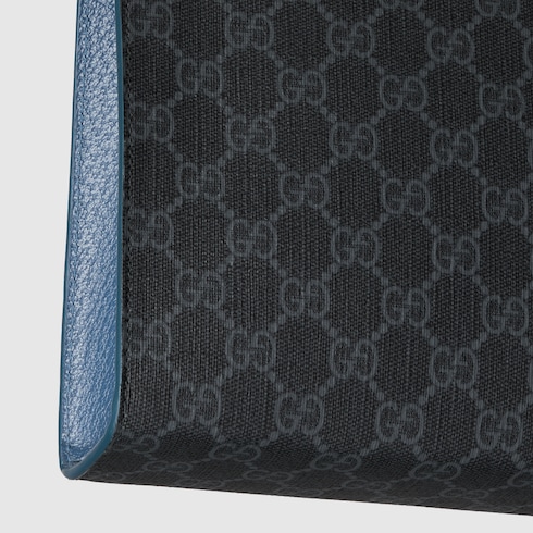 Cartera de mano con ribete azul mediano