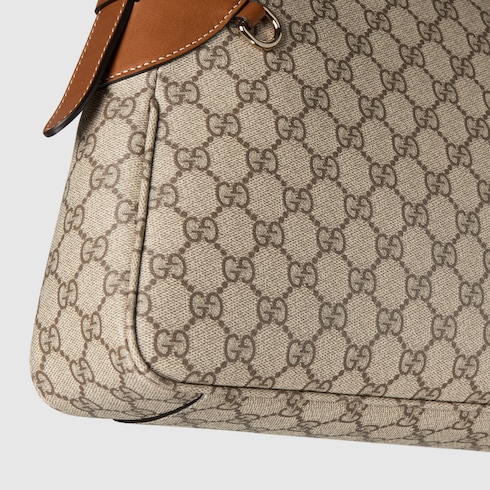 Bolso de hombro GG Emblem tamaño grande
