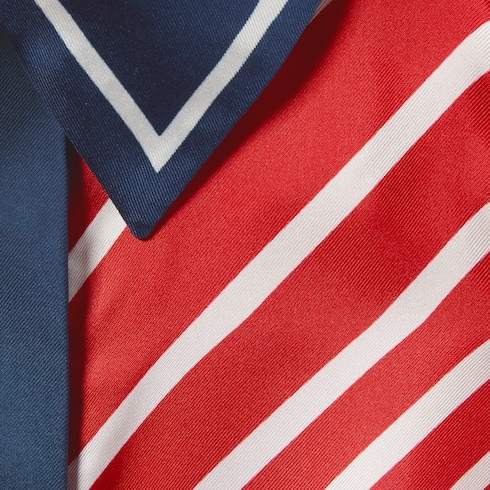 Silk twill printed knot hem top in red and blue | GUCCI® US
