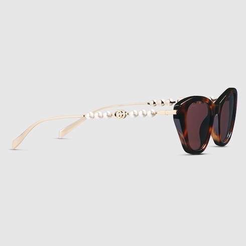 Sonnenbrille in Katzenaugenform