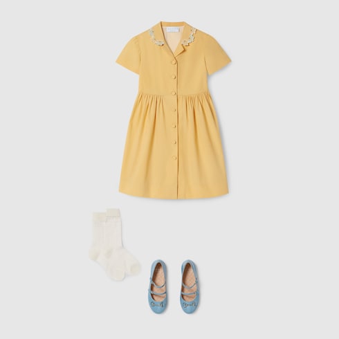 Kinderkleid aus Baumwolle mit Stickerei