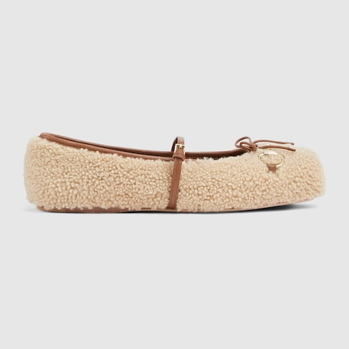 حذاء باليه مسطّح بطبعة Gucci Horsebit للنساء