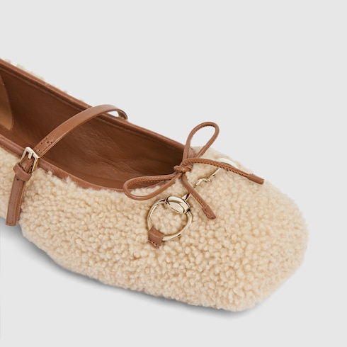 حذاء باليه مسطّح بطبعة Gucci Horsebit للنساء