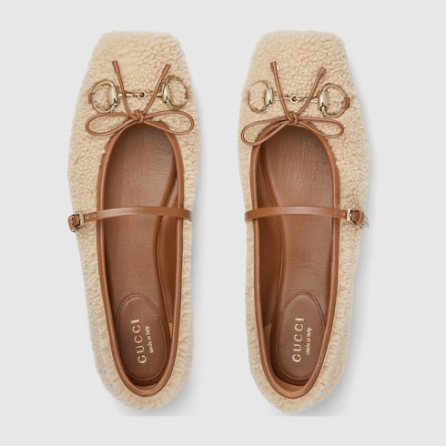حذاء باليه مسطّح بطبعة Gucci Horsebit للنساء