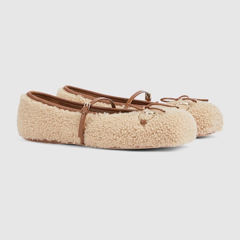 حذاء باليه مسطّح بطبعة Gucci Horsebit للنساء