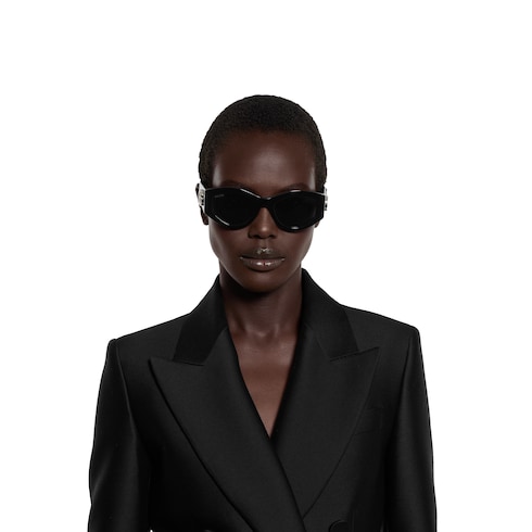 Sonnenbrille mit ovalem Rahmen