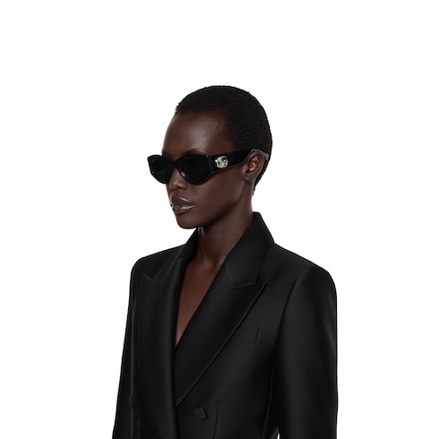 Sonnenbrille mit ovalem Rahmen