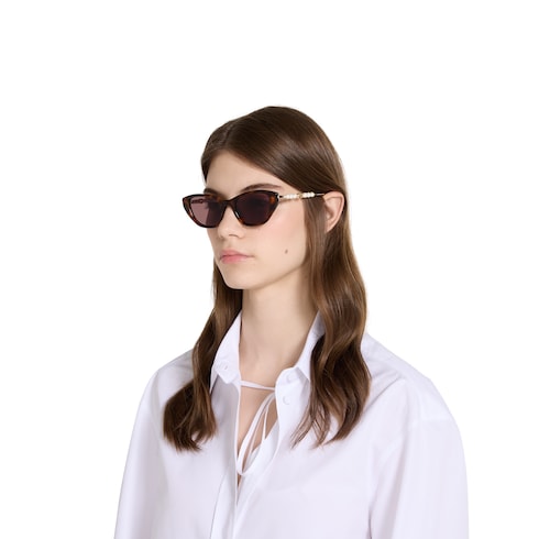 Sonnenbrille in Katzenaugenform