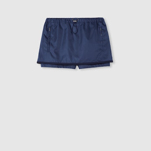Jupe-short en gabardine de nylon avec logo en métal