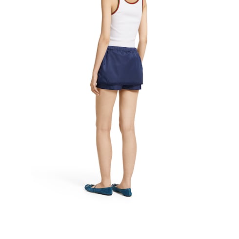 Jupe-short en gabardine de nylon avec logo en métal