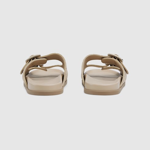 Sandalia tipo chancla para hombre