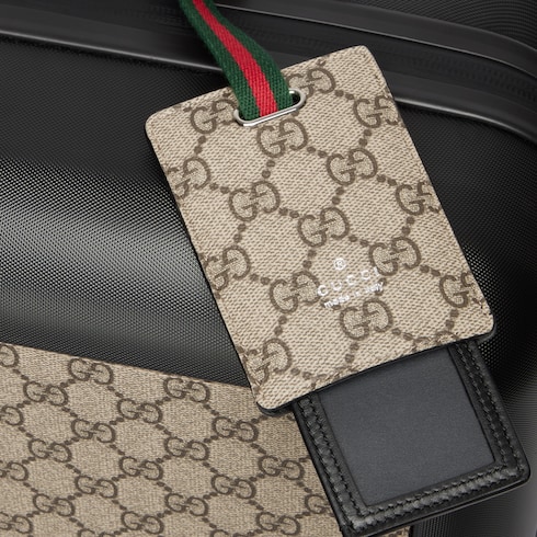 حقيبة السفر الأكبر حجماً المزوّدة بعجلات للحمل داخل الطائرة من Gucci Porter Light