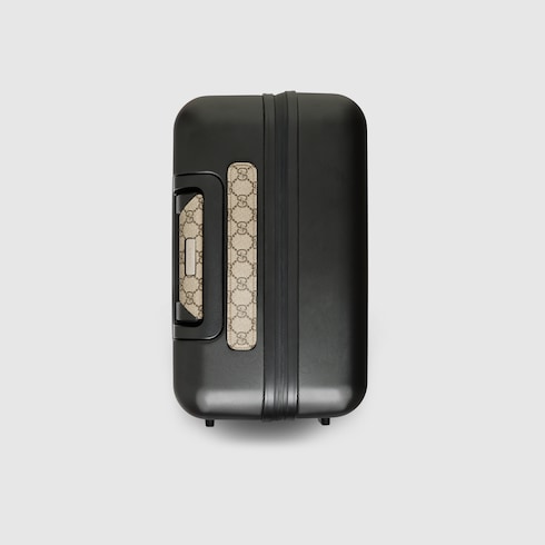 حقيبة السفر الأكبر حجماً المزوّدة بعجلات للحمل داخل الطائرة من Gucci Porter Light