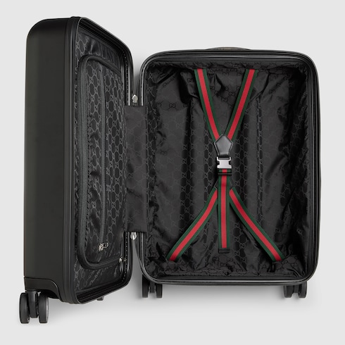 حقيبة السفر الأكبر حجماً المزوّدة بعجلات للحمل داخل الطائرة من Gucci Porter Light