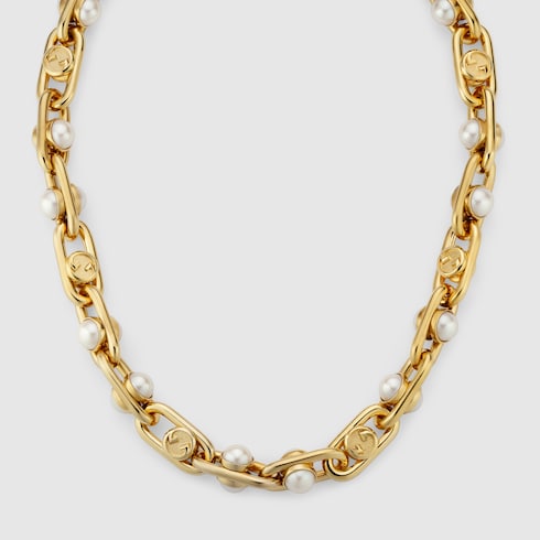Necklace with mobile pearls