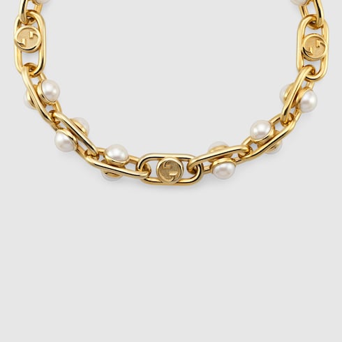 Necklace with mobile pearls