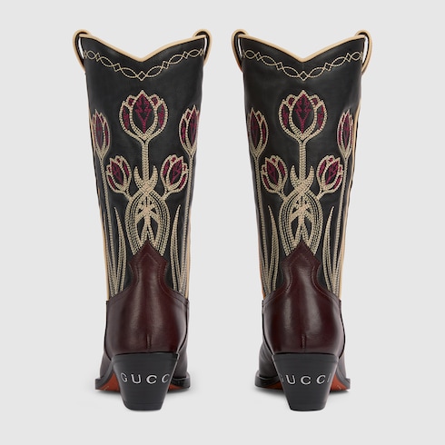 Women's boot with embroidery
