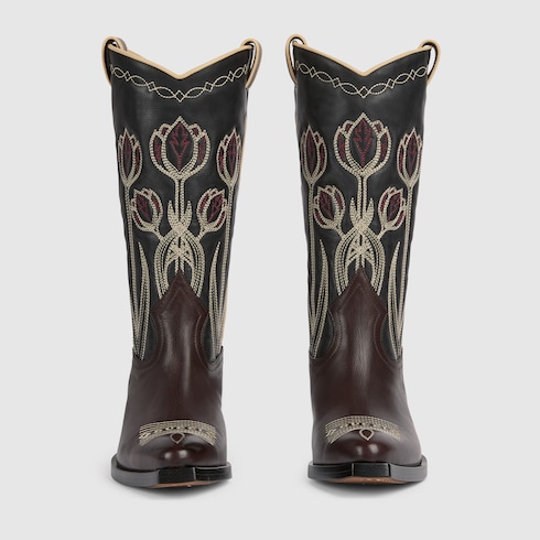 Women's boot with embroidery