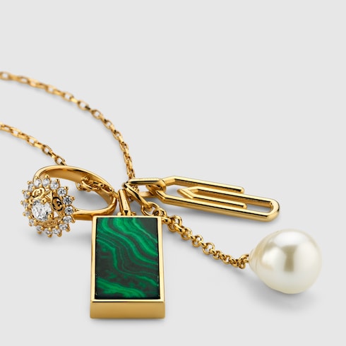 Collier avec breloques