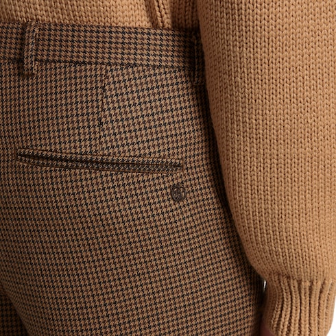 Hose aus Wolle mit Hahnentrittmuster und Stickerei 