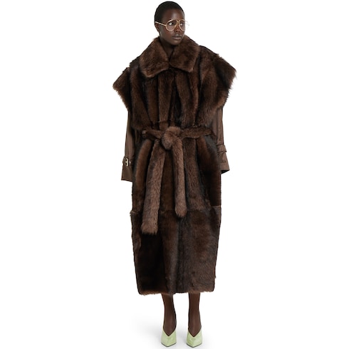 Cappotto in morbido shearling con vello con cintura