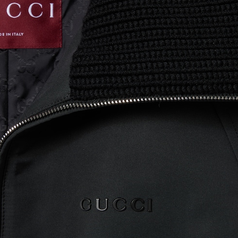 Chaqueta tipo capa acolchada con bordado