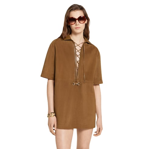 فستان مع فتحة عنق على شكل V من جلد السويد مع Horsebit