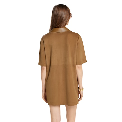 فستان مع فتحة عنق على شكل V من جلد السويد مع Horsebit