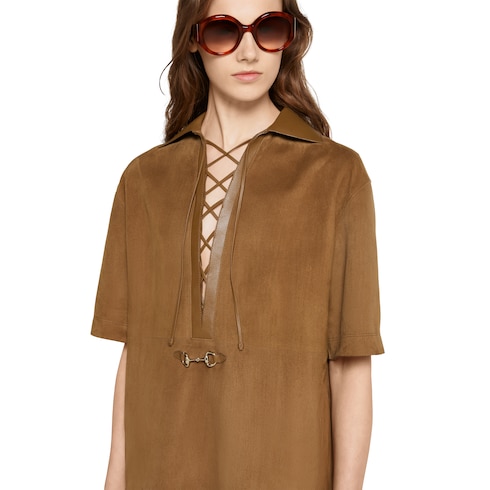 فستان مع فتحة عنق على شكل V من جلد السويد مع Horsebit