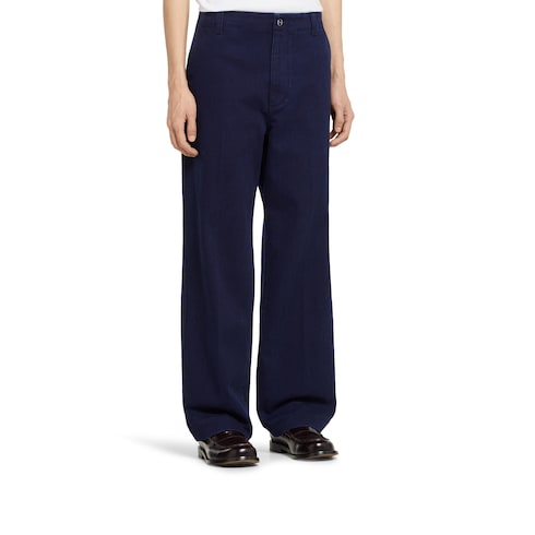 Pantalon en denim délavé avec étiquette en relief