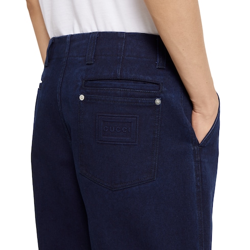 Pantalon en denim délavé avec étiquette en relief
