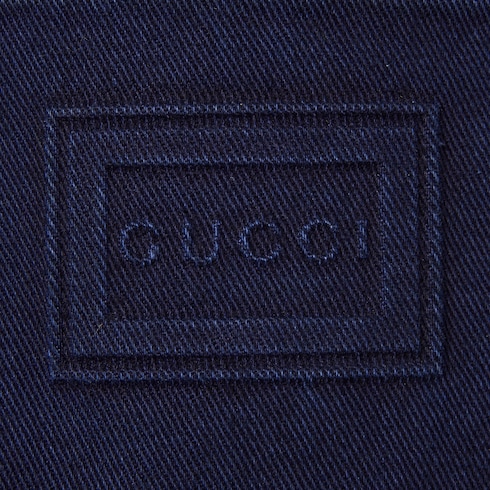 Hose aus Denim mit Waschung und geprägtem Etikett