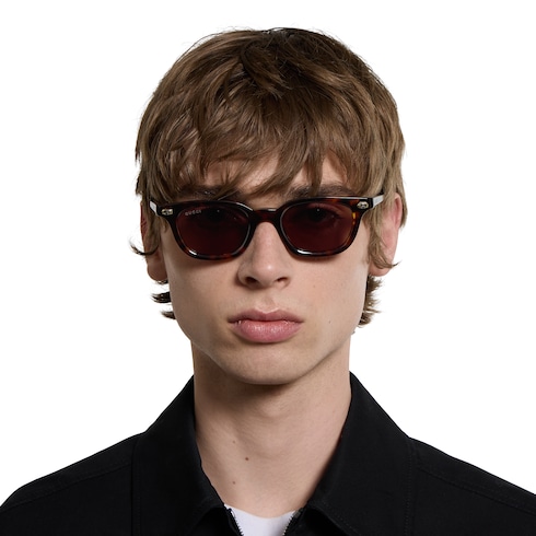 Sonnenbrille mit ovalem Rahmen