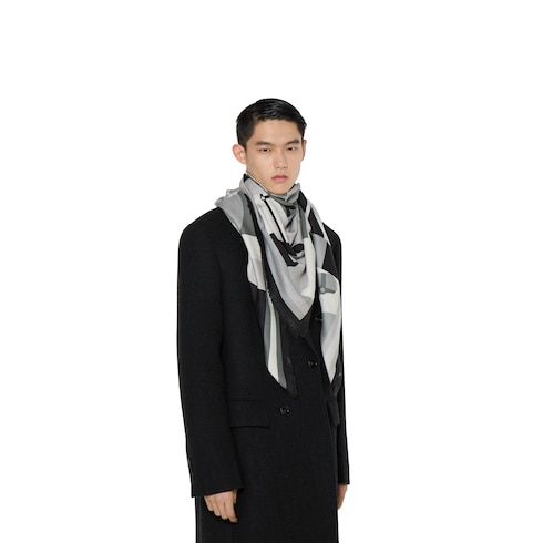 Chal de lana con motivo ecuestre