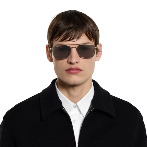 Sonnenbrille mit tief sitzendem Nasensteg