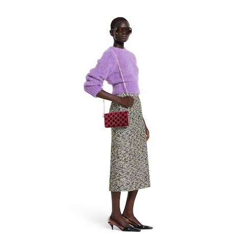 محفظة معلقة بسلسلة ومزيّنة بشعار GG مرصّع بأحجار الكريستال