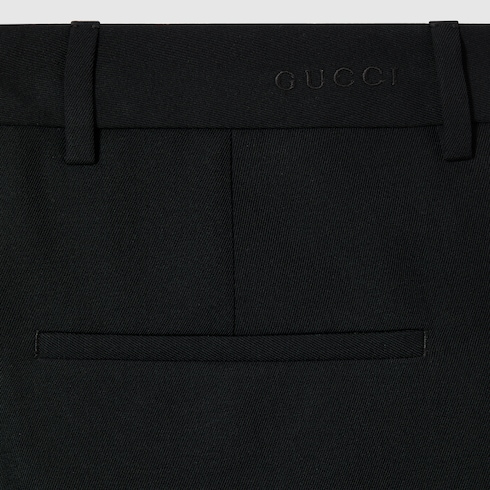 Hose aus Wollgabardine mit Stickerei