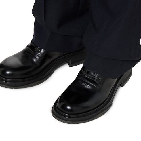 Stivale uomo stringato con logo tono su tono