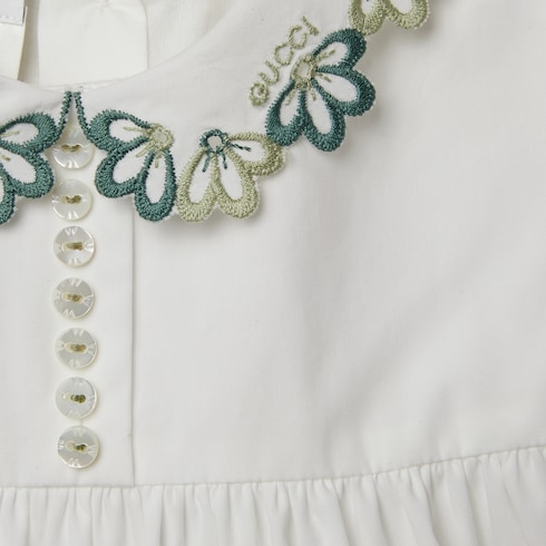 Babykleid aus Baumwolle mit Stickerei